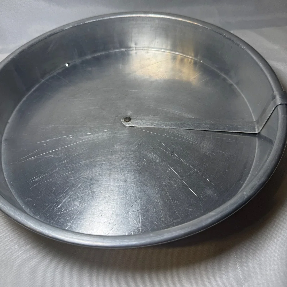 Vintage Set of 2 Aluminum Round Cake Pans with Easy Release Cutter Arm Silver